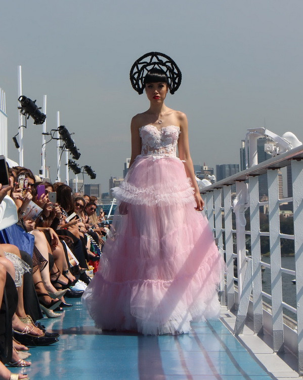 Người mẫu gốc Việt biến tàu khổng lồ thành sàn diễn ở Sydney ảnh 2