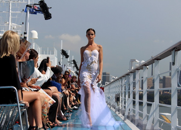 Người mẫu gốc Việt biến tàu khổng lồ thành sàn diễn ở Sydney ảnh 5