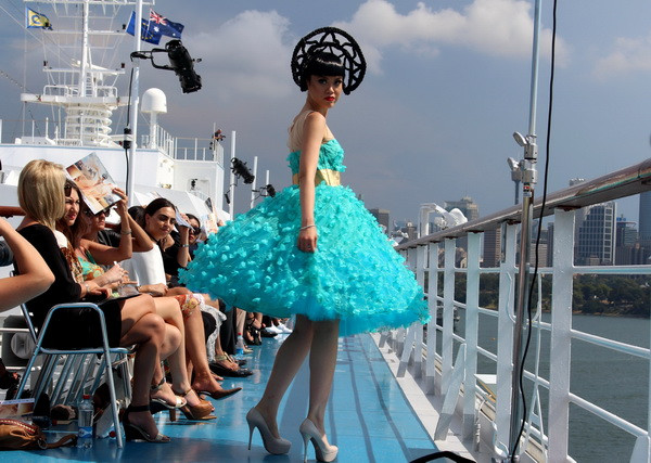 Người mẫu gốc Việt biến tàu khổng lồ thành sàn diễn ở Sydney ảnh 7