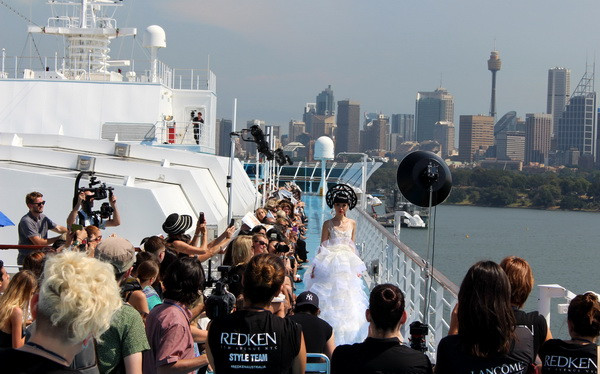 Người mẫu gốc Việt biến tàu khổng lồ thành sàn diễn ở Sydney ảnh 6