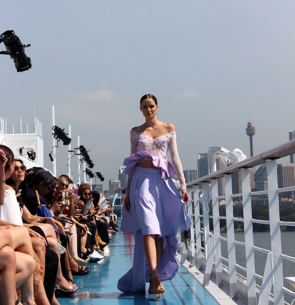 Người mẫu gốc Việt biến tàu khổng lồ thành sàn diễn ở Sydney ảnh 4