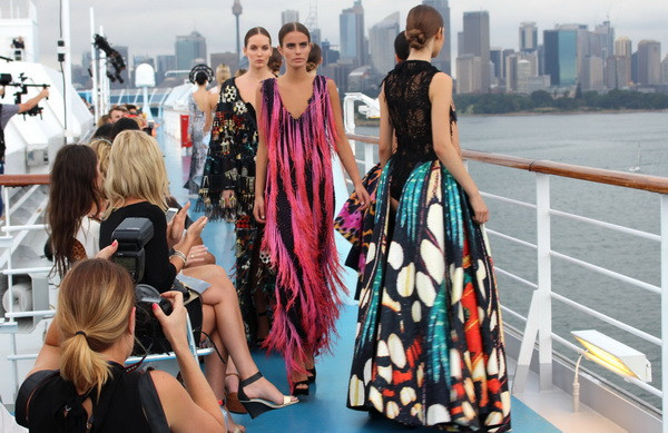 Người mẫu gốc Việt biến tàu khổng lồ thành sàn diễn ở Sydney ảnh 17