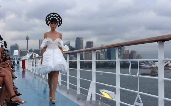Người mẫu gốc Việt biến tàu khổng lồ thành sàn diễn ở Sydney ảnh 16