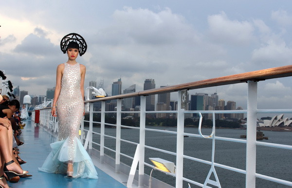 Người mẫu gốc Việt biến tàu khổng lồ thành sàn diễn ở Sydney ảnh 15