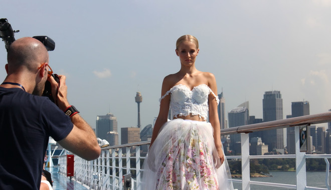 Người mẫu gốc Việt biến tàu khổng lồ thành sàn diễn ở Sydney ảnh 1