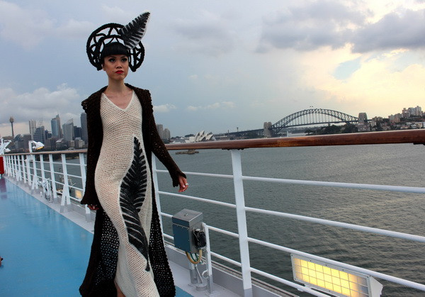 Người mẫu gốc Việt biến tàu khổng lồ thành sàn diễn ở Sydney ảnh 13