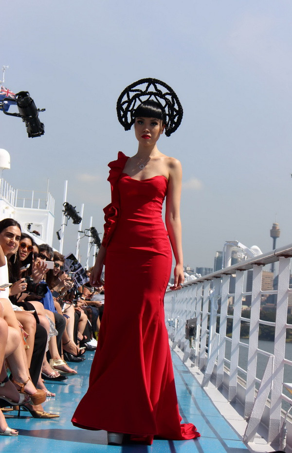 Người mẫu gốc Việt biến tàu khổng lồ thành sàn diễn ở Sydney ảnh 3