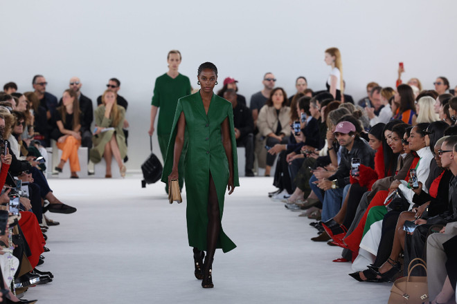 Ferragamo Xuân Hè 2024: Sự tương tác giữa kiềm chế và tự do ảnh 1