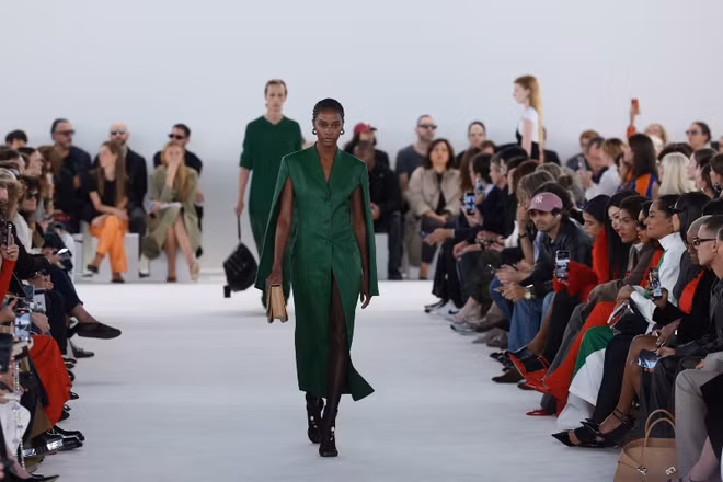 Ferragamo Xuân Hè 2024: Sự tương tác giữa kiềm chế và tự do ảnh 1