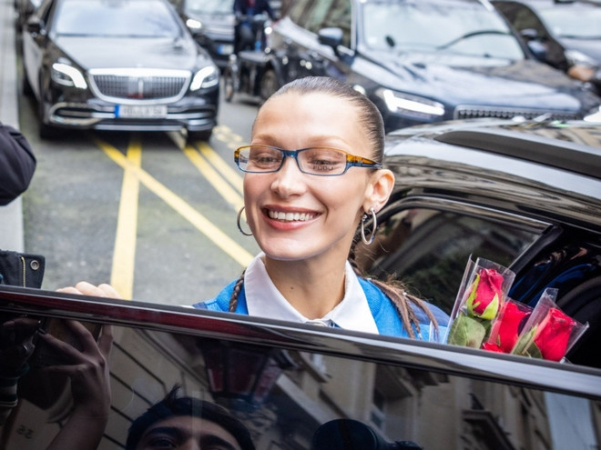 Kinh Bayonetta: Sự trở lại của món phụ kiện nổi bật nhất xu hướng Y2K ảnh 1