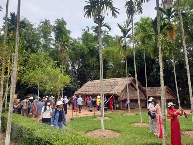 Hơn 100 thanh niên Kiều bào về thăm quê nội, quê ngoại Bác Hồ ảnh 1