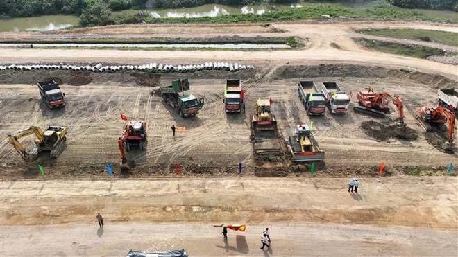 Bình Định khởi công dự án xây dựng tuyến đường ven biển ĐT.639. (Ảnh: Sỹ Thắng/TTXVN) Bình Định: Tình hình kinh tế-xã hội tháng 4 đạt một số kết quả nổi bật ảnh 2