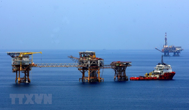 Các giàn khoan khai thác dầu khí của Liên doanh Vietsovpetro tại mỏ Bạch Hổ. (Ảnh: Huy Hùng/TTXVN) Chuyên gia: Việt-Nga là hình mẫu trong thực tiễn ngoại giao thế giới ảnh 2