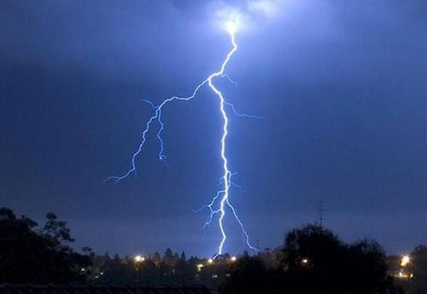 [Video] Những cách phòng tránh sét và sơ cứu khi bị sét đánh ảnh 1