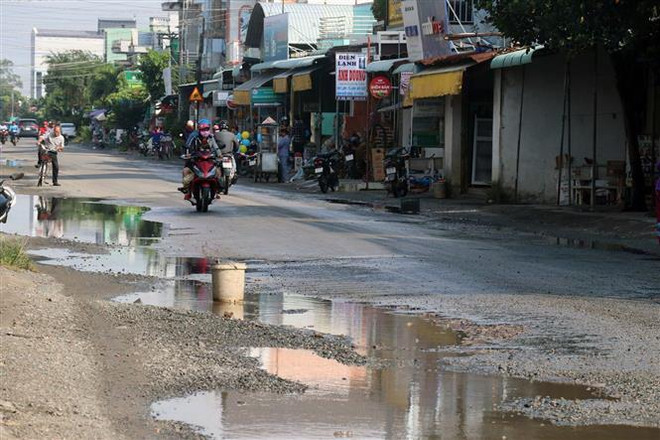 Quốc lộ 80, đoạn qua địa bàn huyện Hòn Đất (Kiên Giang) nhiều nơi xuống cấp, hư hỏng. (Ảnh: Lê Huy Hải/TTXVN) Kiên Giang: Nhiều đoạn trên Quốc lộ 80 xuống cấp, hư hỏng nặng ảnh 1