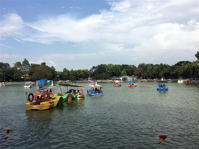 Bơi thuyền bên hồ tại công viên Văn hóa Đầm Sen. (Ảnh: Thanh Vũ/TTXVN) Nhiều hoạt động vui chơi, giải trí hấp dẫn dịp Quốc khánh tại TP.HCM ảnh 1