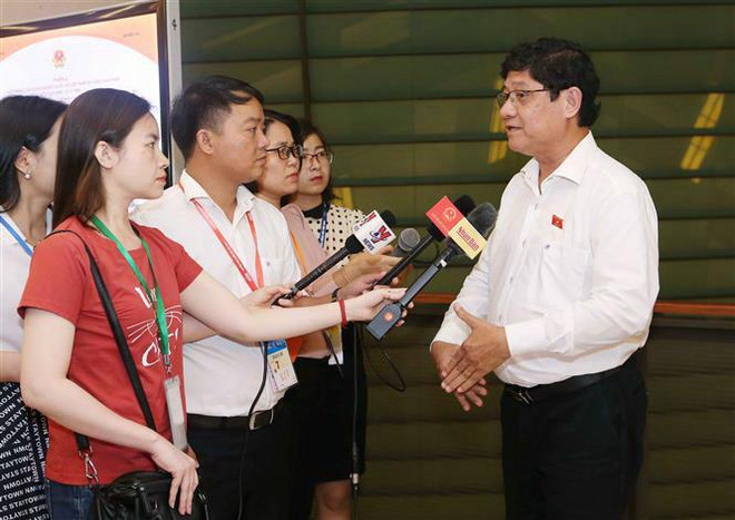 Đại biểu Quốc hội trả lời phỏng vấn báo chí bên hành lang Quốc hội. (Ảnh: Doãn Tấn/TTXVN) Kỳ họp thứ 7, Quốc hội khóa XIV: Cử tri quan tâm đến nhiều vấn đề nóng ảnh 2