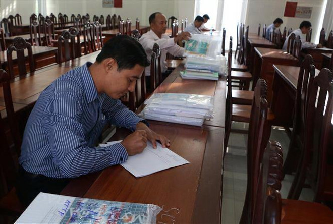 Thí sinh thực hiện phần thi viết thi tuyển Phó giám đốc Sở Công Thương. (Ảnh: Duy Khương/TTXVN) Tỉnh Hậu Giang tổ chức thi tuyển chức danh lãnh đạo cấp sở ảnh 1