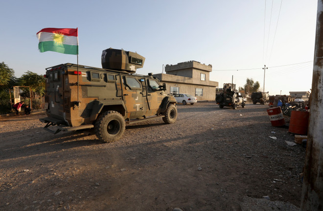 Lực lượng Iraq và các chiến binh Peshmerga của người Kurd tham gia triển khai an ninh tại Kirkuk. (Nguồn: Reuters) Iran và Iraq đạt thỏa thuận giải giáp các nhóm vũ trang người Kurd ảnh 1