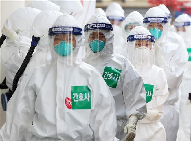 Nhân viên y tế tại một bệnh viện ở Daegu, Hàn Quốc. (Ảnh: Yonhap/TTXVN) Hàn Quốc: ASEAN+3 tập hợp quyết tâm cùng đối phó COVID-19 ảnh 1