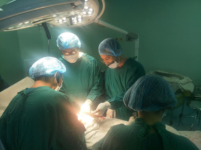 Cứu sống bệnh nhân bị thanh gỗ đâm xuyên đứt toàn bộ tĩnh mạch chậu ảnh 1