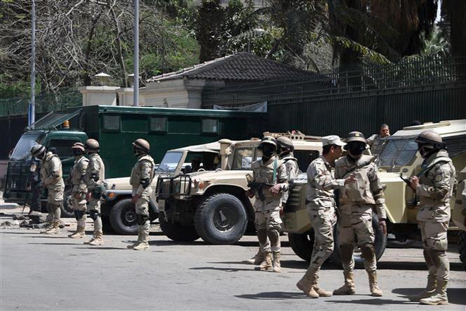 Binh sỹ Ai Cập gác tại thủ đô Cairo. (Ảnh: AFP/TTXVN) Ai Cập: 46 phiến quân đã bị tiêu diệt khi truy quét khủng bố tại Sinai ảnh 1