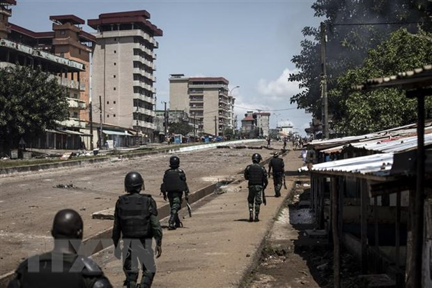 Cảnh sát chống bạo động Guinea được triển tại thủ đô Conakry. (Ảnh: AFP/TTXVN) Chính phủ Mali đáp trả các biện pháp trừng phạt của ECOWAS ảnh 1