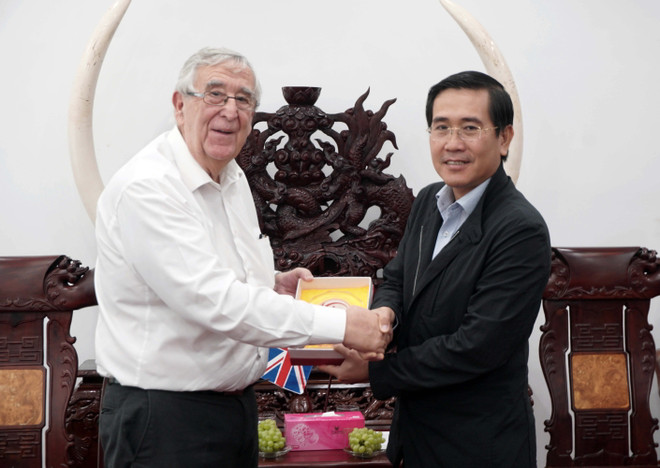Lãnh đạo Ủy ban Nhân dân tỉnh Ninh Thuận tặng quà lưu niệm cho ông John Reynolds - Đặc phái viên Thương mại Quốc tế của Hội đồng thành phố Aberdeen. (Ảnh: Công Thử/TTXVN) Thành phố Aberdeen của Anh tìm cơ hội hợp tác tại Ninh Thuận ảnh 1