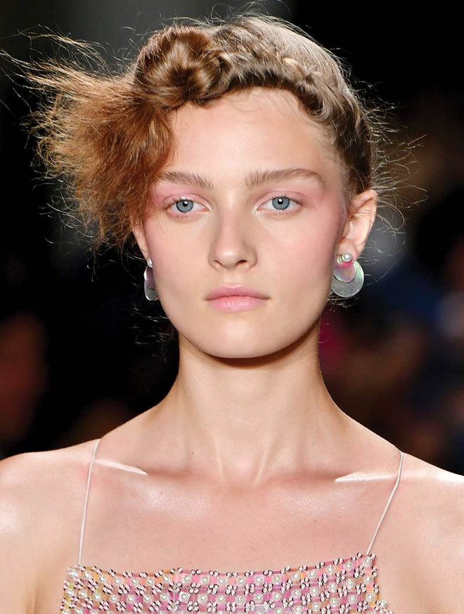 Sở thích làm đẹp của phụ nữ thay đổi thế nào trong 100 năm qua? ảnh 12