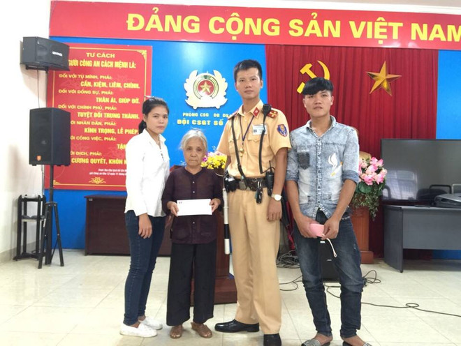 Cảnh sát giao thông giúp bà cụ lẫn trí đi lạc từ Thanh Hóa ra Hà Nội ảnh 1
