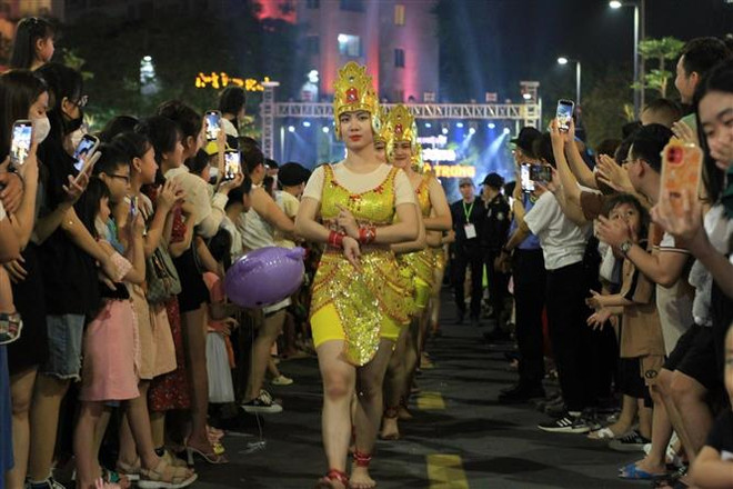 Đông đảo người dân theo dõi, hòa mình cùng không khí Lễ hội Carnival Sắc màu du lịch tại Phố đi bộ Hai Bà Trưng. (Ảnh: Mai Trang/TTXVN) Nhiều trải nghiệm thu hút khách du lịch đến với Cố đô Huế ảnh 1