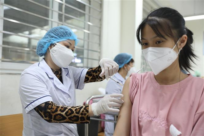 Tiêm vaccine phòng COVID-19. (Ảnh: Minh Quyết/TTXVN) Bạc Liêu, Long An sẵn sàng ứng phó khi dịch COVID-19 có xu hướng tăng ảnh 1
