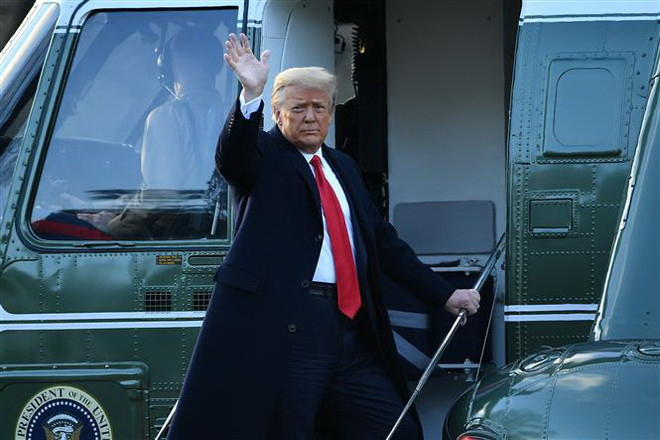 Tổng thống Mỹ Donald Trump lên chuyên cơ Không lực 1 để rời thủ đô Washington ngày 20/1/2021. (Ảnh: AFP/TTXVN) Tổng thống Mỹ Donald Trump thu hồi sắc lệnh cấm vận động hành lang ảnh 1