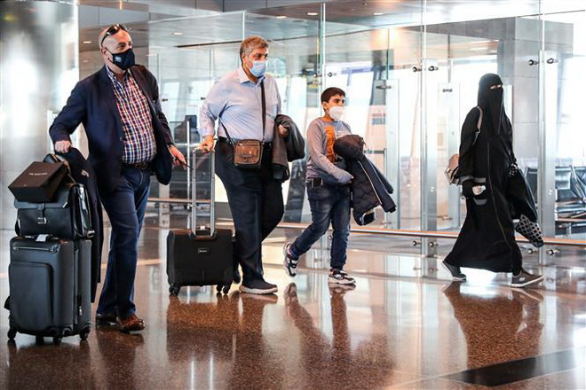Hành khách chuẩn bị đáp chuyến bay đầu tiên của Hãng hàng không Qatar Airways từ sân bay quốc tế Hamad gần thủ đô Doha, Qatar tới Cairo, Ai Cập ngày 18/1/2021. (Ảnh: AFP/TTXVN) Ai Cập và Qatar nhất trí khôi phục quan hệ ngoại giao ảnh 1