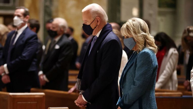 Ông Joe Biden và vợ tại nhà thờ St Matthew. (Nguồn: fox5dc.com) Tổng thống Mỹ đắc cử Biden dự lễ diễu hành tại thủ đô Washington ảnh 1