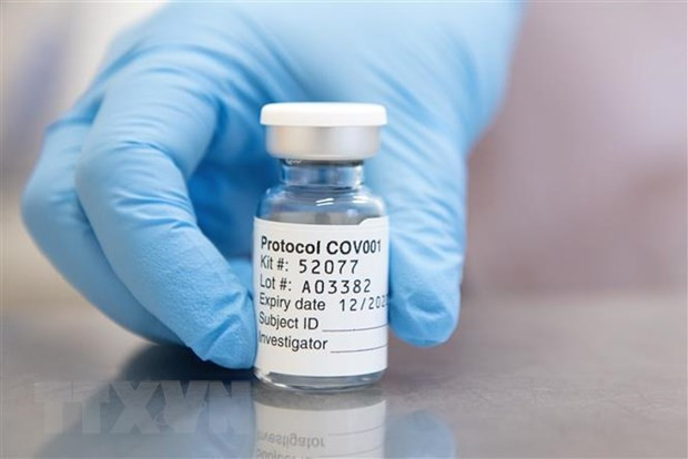 Vắcxin phòng COVID-19 do hãng dược phẩm AstraZeneca phối hợp với Đại học Oxford của Anh bào chế. (Ảnh: AFP/TTXVN) COVID-19: Anh tiêm chủng cho nhân viên trong chuỗi cung ứng vắcxin ảnh 1