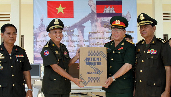 Bộ Quốc phòng Việt Nam hỗ trợ thiết bị cho quân y Campuchia ảnh 1
