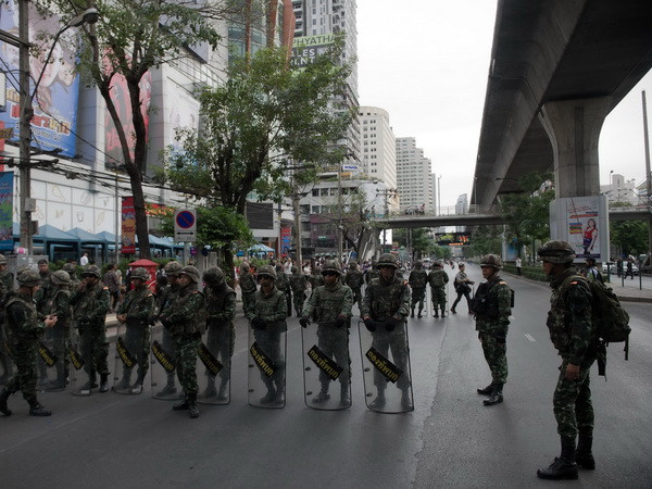 Quân đội Thái Lan bỏ lệnh giới nghiêm ở một số điểm du lịch ảnh 1