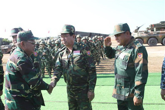 Tổng bí thư, Chủ tịch nước Lào Bounnhang Vorachith chúc mừng cán bộ và chiến sỹ tham gia diễn tập. (Ảnh: Thu Phương/TTXVN) Lào diễn tập bắn đạn thật chào mừng 45 năm Quốc khánh ảnh 1