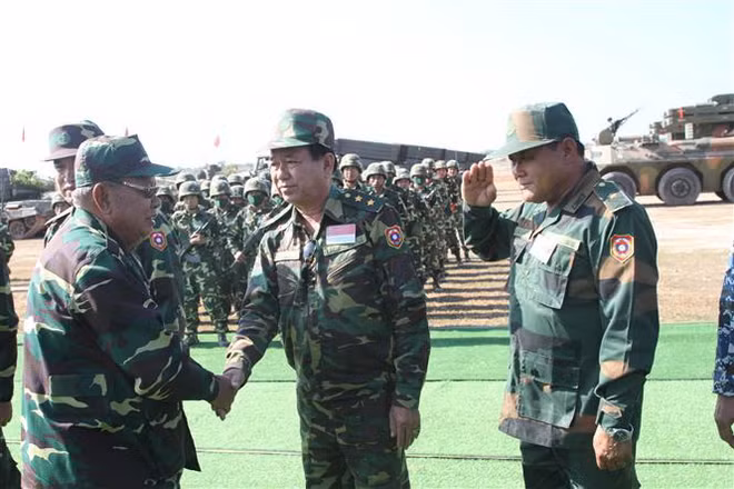 Lào diễn tập bắn đạn thật chào mừng 45 năm Quốc khánh ảnh 1