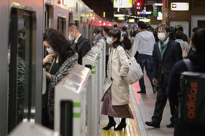 Người dân đeo khẩu trang phòng lây nhiễm COVID-19 tại Tokyo, Nhật Bản. (Ảnh: THX/TTXVN) COVID-19: Thủ đô Nhật Bản ghi nhận tháng có số ca mắc cao nhất ảnh 1
