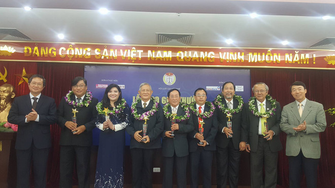 Các luật gia được vinh danh vì những cống hiến cho cộng đồng trong năm 2016 (Ảnh: PV/Vietnam+) Trao giải thưởng cống hiến vì cộng đồng cho 15 luật gia ảnh 1