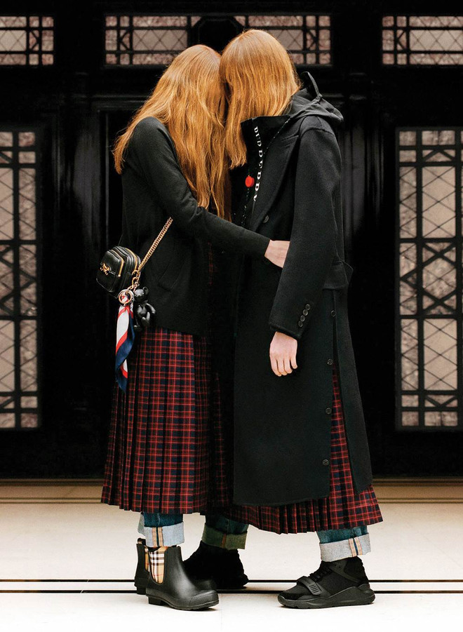 Hình ảnh giới thiệu bộ sưu tập Tiền Xuân Hè 2019 của Burberry được chỉ đạo bởi Giám đốc Sáng tạo Riccardo Tisci. Cuộc tái thiết lập trật tự chưa từng có trong giới thời trang cao cấp ảnh 2
