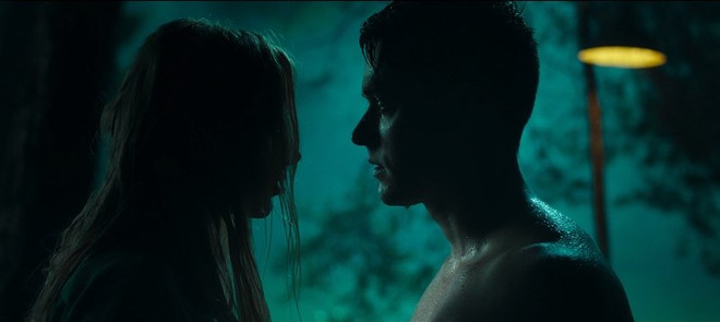 Nếu bạn bơi ở hồ tử thần vào ban đêm, mỹ nhân ngư sẽ xuất hiện! ảnh 3