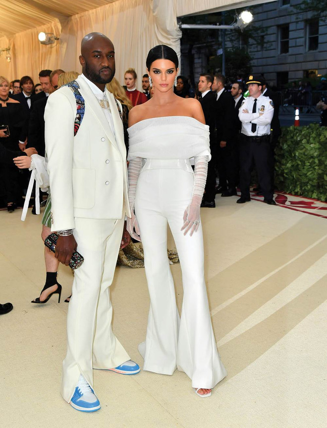 Virgil Abloh - Giám đốc Nghệ thuật mới của Louis Vuitton trong thiết kế do anh thực hiện xuất hiện cùng người mẫu Kendall Jenner mặc trang phục Off-White tại Met Gala 2018. Cuộc tái thiết lập trật tự chưa từng có trong giới thời trang cao cấp ảnh 4