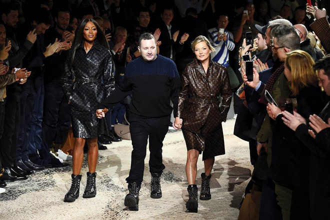 Nhà thiết kế Kim Jones (giữa) cùng các siêu mẫu Naomi Campbell (trái) và Kate Moss trong show diễn bộ sưu tập Thu Đông 2018 dành cho nam giới của Louis Vuitton. Cuộc tái thiết lập trật tự chưa từng có trong giới thời trang cao cấp ảnh 3
