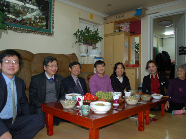 Đại sứ quán tại Hàn Quốc chúc Tết gia đình cô dâu Việt ảnh 2