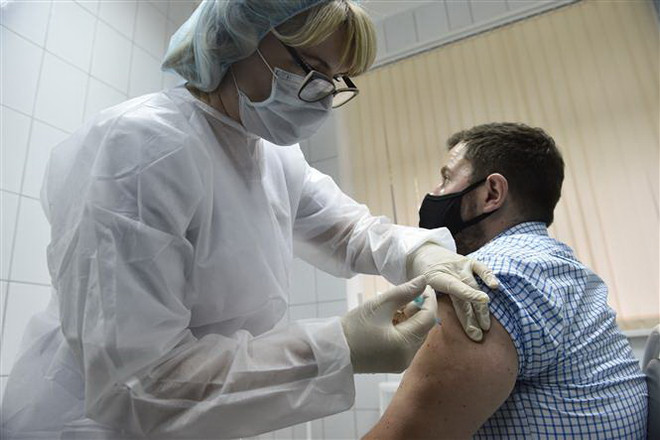 Tiêm thử nghiệm vắcxin Sputnik V ngừa COVID-19 cho tình nguyện viên tại Moskva, Nga. (Ảnh: AFP/TTXVN) Nga: Điện Kremlin lo ngại về tình trạng lây nhiễm virus SARS-CoV-2 ảnh 1