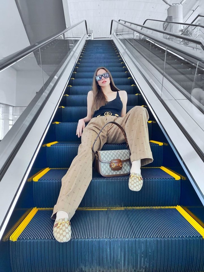 Fashionista Việt đồng loạt lên đồ xuống phố cực chất và sang chảnh ảnh 1