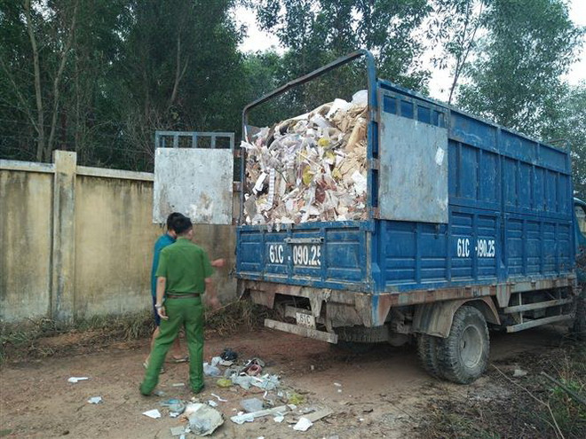 Tạm giữ 7 xe tải và 4 người do đổ trộm hàng chục tấn rác thải ảnh 1